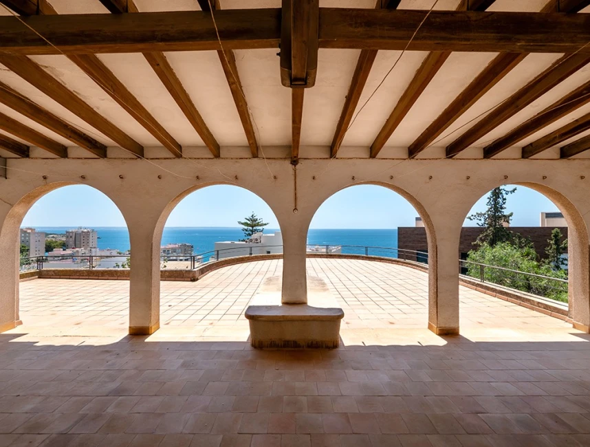 Villa romántica con vistas al mar para convertir con licencia-3