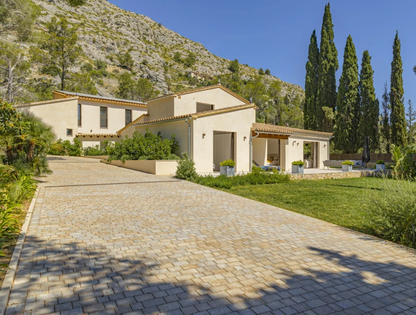 Luxury villa in quiet residential area near Pollensa.-21