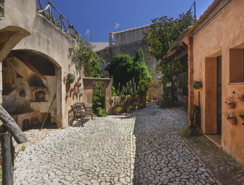 Extraordinary townhouse with history in Llucmajor-1