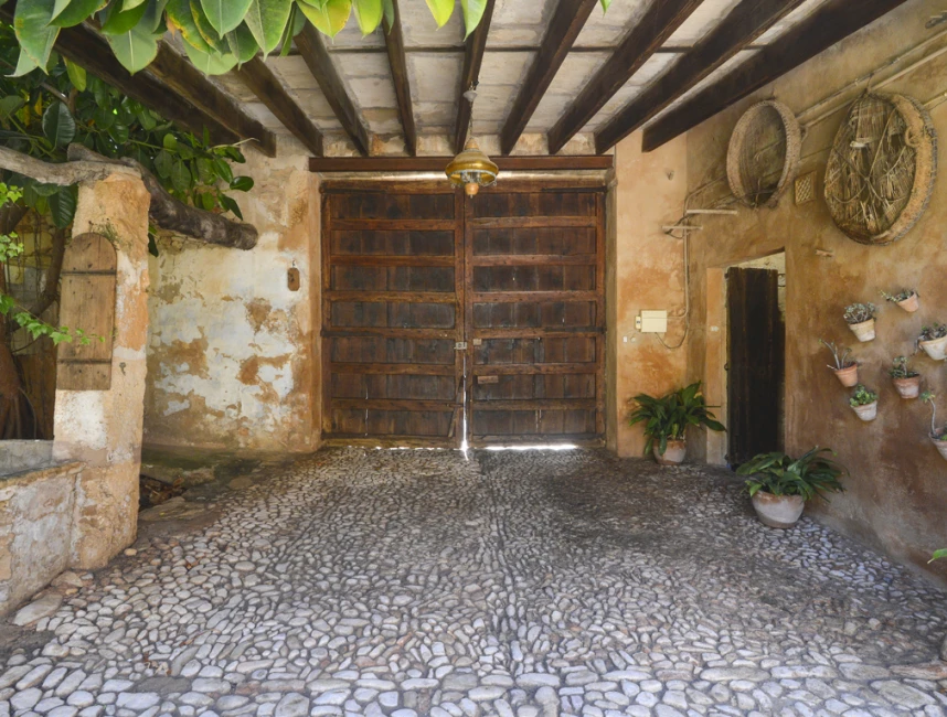 Extraordinary townhouse with history in Llucmajor-18