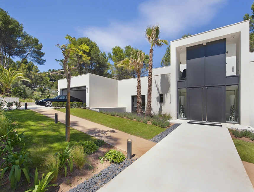 Modern luxury villa with direct golf views-31
