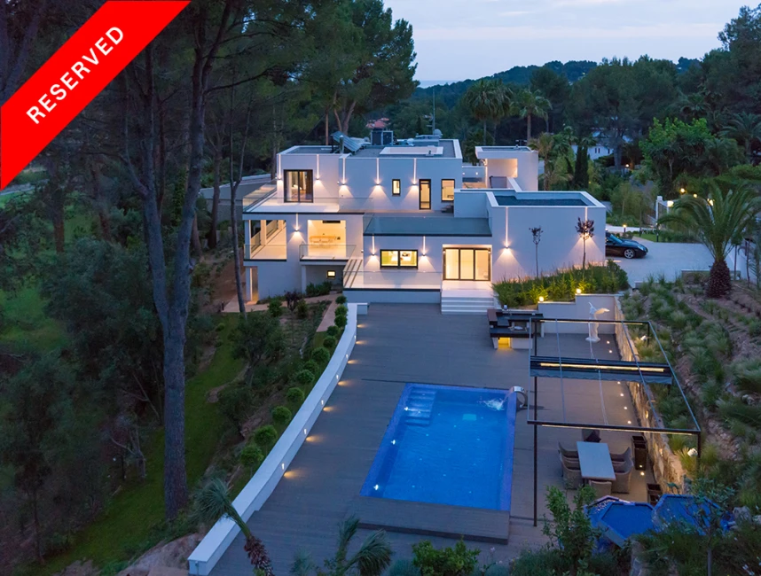 Modern luxury villa with direct golf views-1