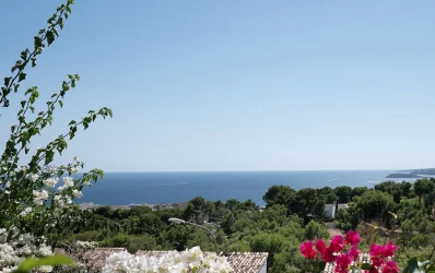 Villa méditerranéenne avec vue sur la mer, au-dessus du port de plaisance de Portals