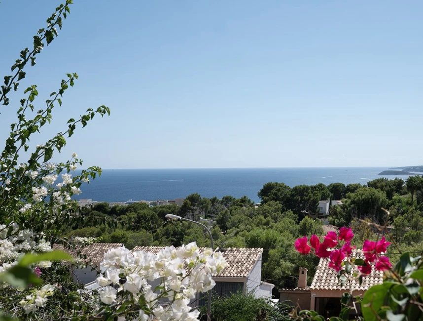 Villa méditerranéenne avec vue sur la mer, au-dessus du port de plaisance de Portals-1
