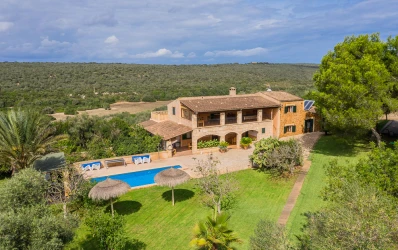 Finca Ensemble with panoramic views and rental license in Manacor