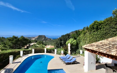 Villa mediterránea con vistas panoramicas al mar