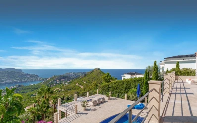 Modern villa med spektakulär utsikt över hamnen och havet
