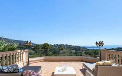 Spacieuse villa méditerranéenne avec vue sur la mer