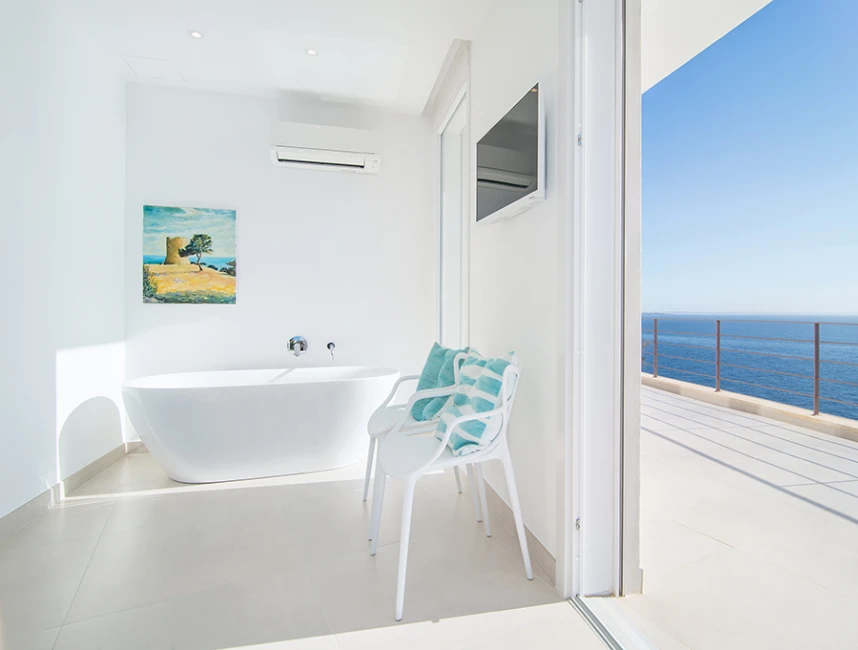 Moderne en nieuwe villa direct aan zee in Cala Pi-10