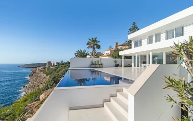 Moderne en nieuwe villa direct aan zee in Cala Pi