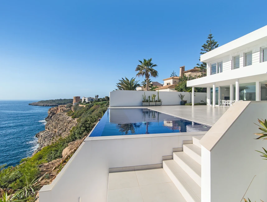 Modern och ny villa i frontlinjen till havet i Cala Pi-1