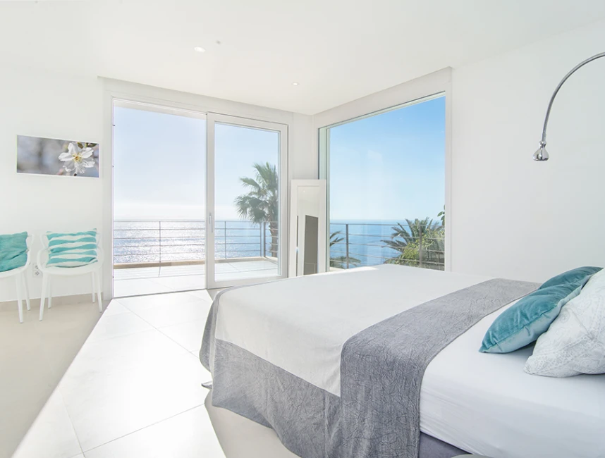 Moderne en nieuwe villa direct aan zee in Cala Pi-9