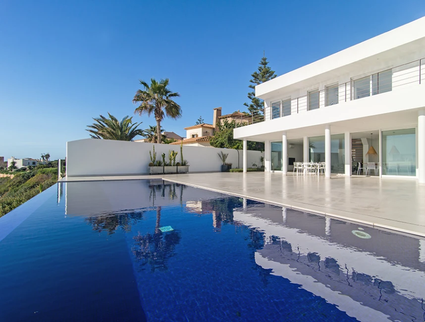 Moderne en nieuwe villa direct aan zee in Cala Pi-2
