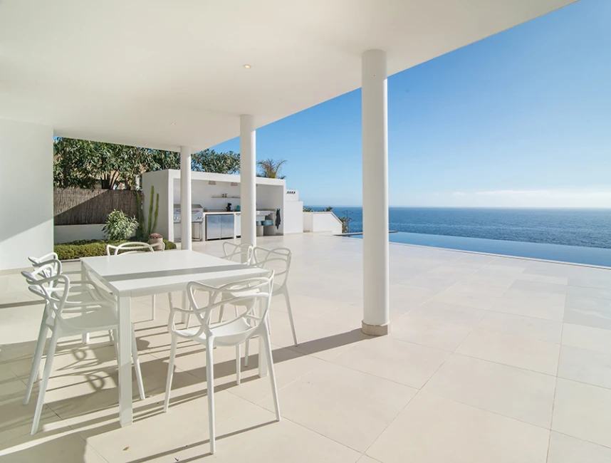 Moderne en nieuwe villa direct aan zee in Cala Pi-16