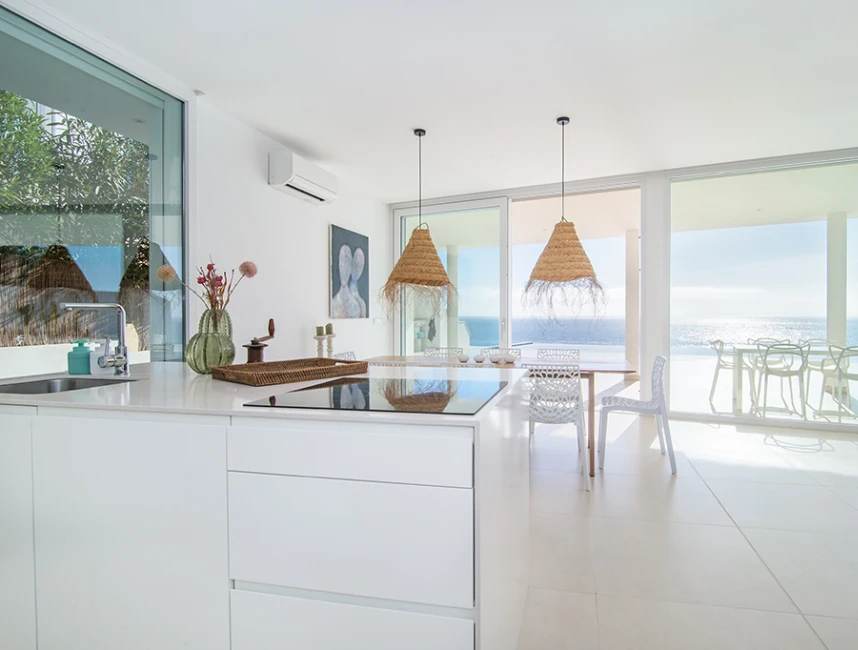 Moderne en nieuwe villa direct aan zee in Cala Pi-5