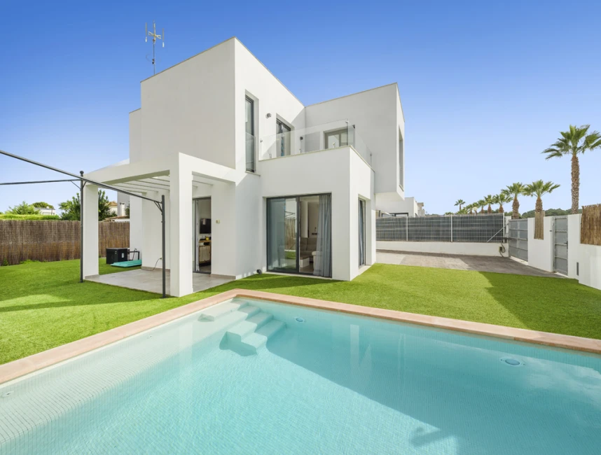 Helt ny villa nära stranden att köpa i Can Picafort, Mallorca-1