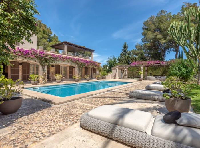 Elegante strandnahe Villa mit schönem Garten in Canyamel-1