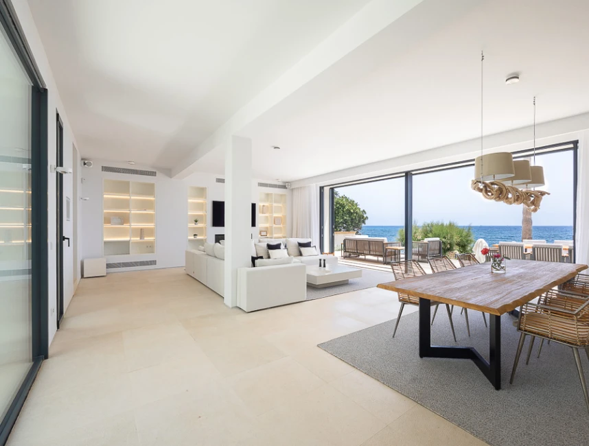 Nybyggd villa i första havslinjen med privat tillgång till havet i Port Verd-6