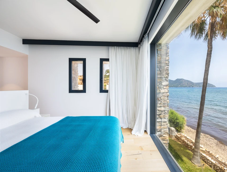 Nybyggd villa i första havslinjen med privat tillgång till havet i Port Verd-9