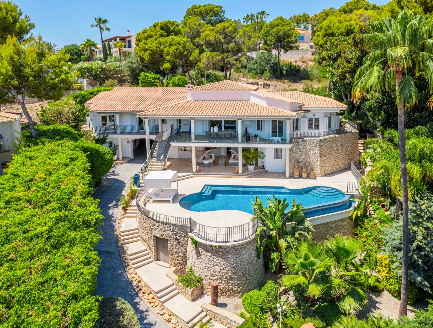 Amazing villa with sea views in quiet location-1