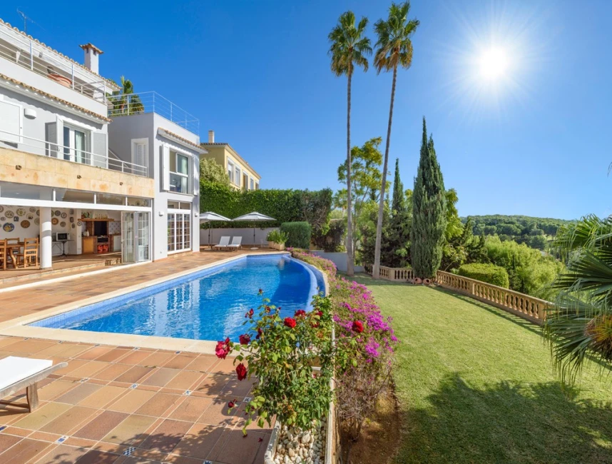 Family villa with fantastic sea views in great location-2