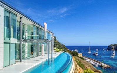 Einzigartige Villa in bester Lage direkt am Meer