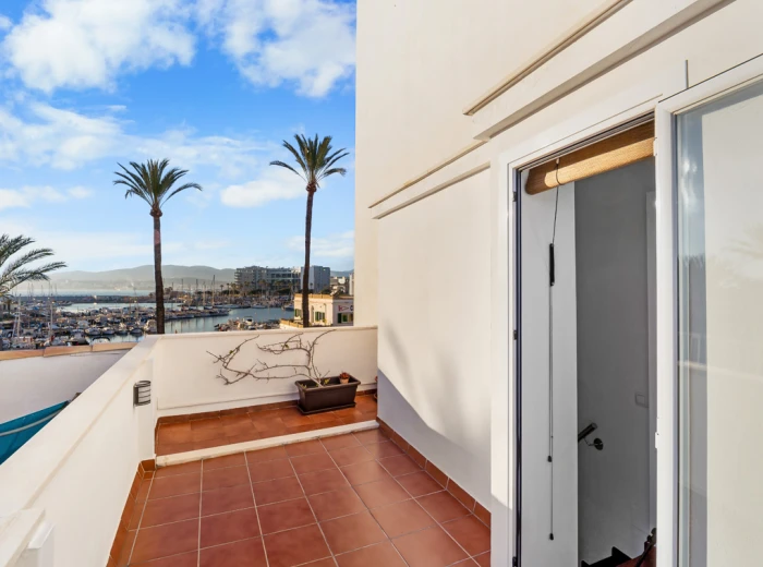 Charming refurbished flat with views of the port in Portixol-4