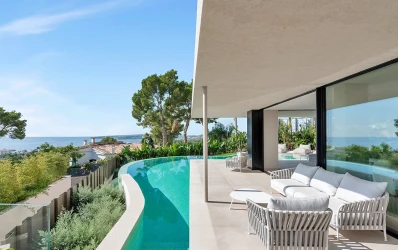 Panoramische nieuwe villa met zeezicht