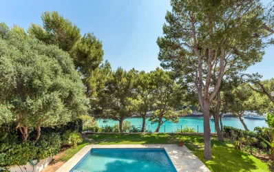 Villa in dream location with access to the bay