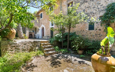 Tradycyjny dom Deià z pięknymi ogrodami