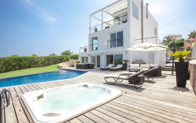Elegant villa with pool with sea view at the harbor