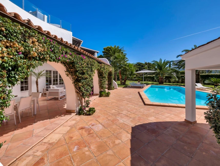 Charming villa with garden, sea views & rental licence-24