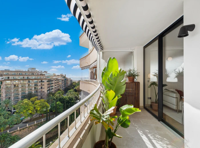 Piso de elegancia atemporal con terraza y vistas laterales al mar en Palma-8