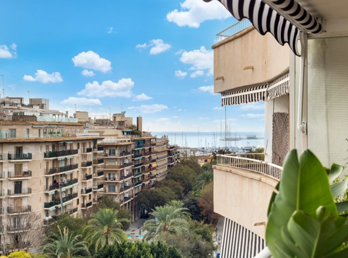 Piso de elegancia atemporal con terraza y vistas laterales al mar en Palma-13