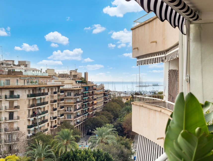 Tijdloos elegant appartement met terras en zijdelings zeezicht in Palma-13
