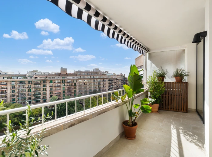Timelessly elegant flat with terrace & lateral sea views in Palma-2