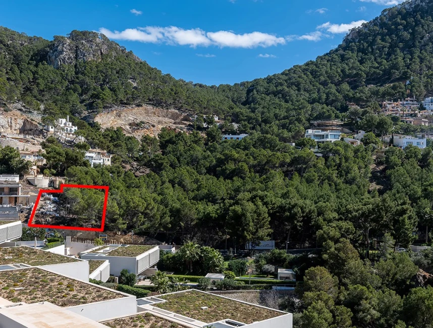 Building plot with license in Cala Llamp: Luxury villa with pool and partial sea views-4