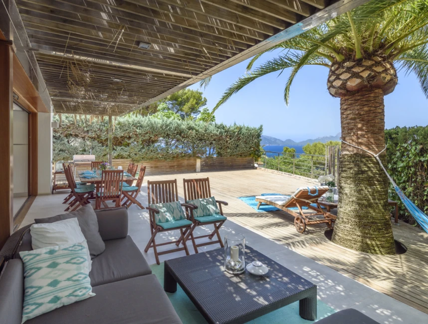 Beautiful villa with uninterrupted sea views-3