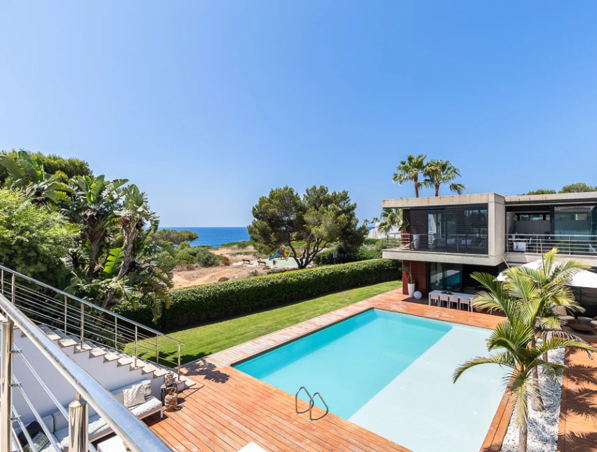 Stunning villa facing the sea-1
