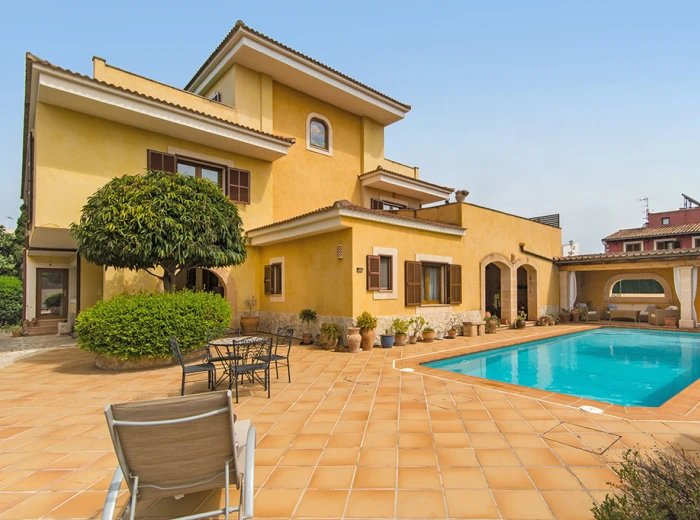 Large Mediterranean villa with pool in Las Palmeras-1