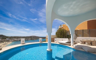 Moderne villa met spectaculair uitzicht op zee
