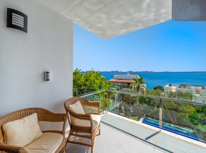 Excellent villa with beautiful sea views-12