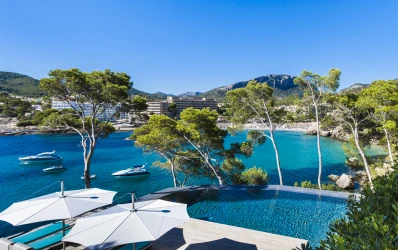 Ny villa i minimalistisk stil med tillgång till havet i Camp de Mar