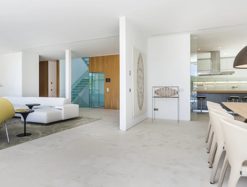 Nieuwe villa in minimalistische stijl met toegang tot de zee-18