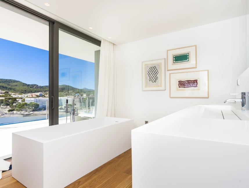 Nieuwe villa in minimalistische stijl met toegang tot de zee-23