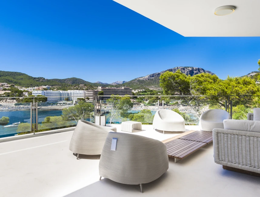 Nieuwe villa in minimalistische stijl met toegang tot de zee-9
