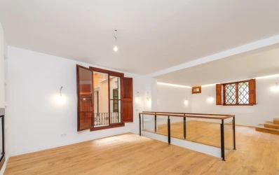 Duplex apartment with parking in historical building in exclusive area, Palma