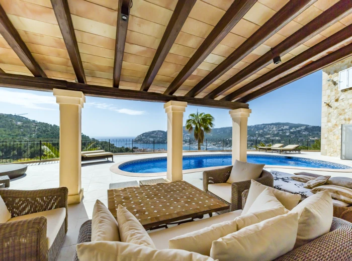 Villa with panoramic sea views-1