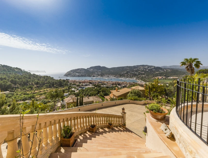 Villa with panoramic sea views-10