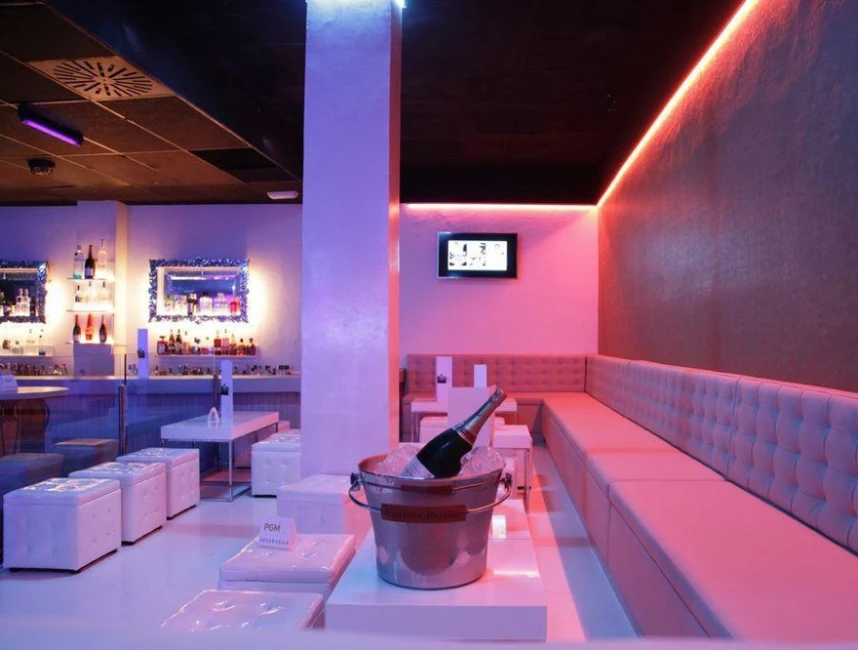 Erstklassiger Nachtclub in Peguara-3